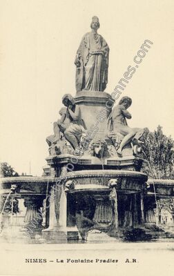 Carte postale ancienne La Fontaine Pradier — Nîmes (Gard)