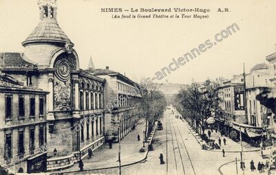 Carte postale ancienne Le Boulevard Victor-Hugo — Nîmes (Gard)