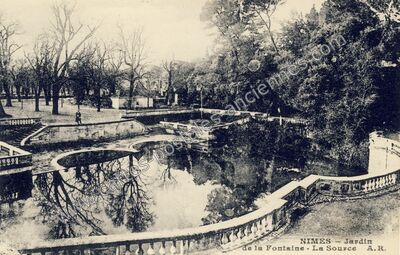 Carte postale ancienne Jardin de la Fontaine - La Source — Nîmes (Gard)