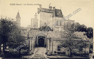 Carte postale ancienne Le Duché, entrée — Uzès (Gard)