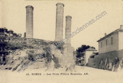 Carte postale ancienne Les Trois Piliers Romains — Nîmes (Gard)