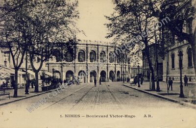 Carte postale ancienne Boulevard Victor-Hugo — Nîmes (Gard)