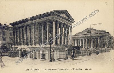 Carte postale ancienne La Maison Carrée et le Théâtre — Nîmes (Gard)
