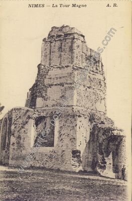 Carte postale ancienne La Tour Magne — Nîmes (Gard)