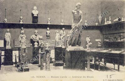 Carte postale ancienne Maison Carrée — Intérieur du Musée — Nîmes (Gard)