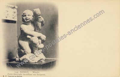 Carte postale ancienne Petit Hercule étouffant un Serpent — Nîmes (Gard)