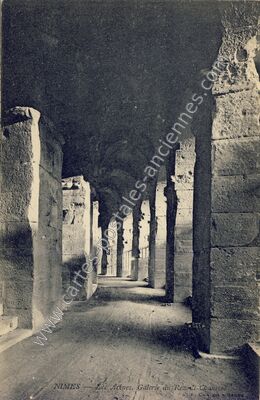 Carte postale ancienne Les Arènes. Galerie du Rez-de-Chaussée — Nîmes (Gard)