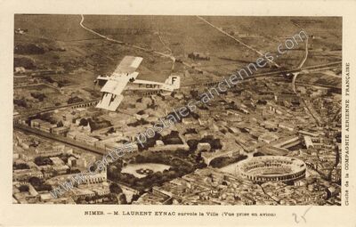 Carte postale ancienne M. Laurent Eynac survole la Ville — Nîmes (Gard)