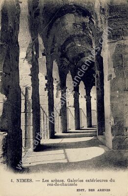 Carte postale ancienne Les arènes. Galeries extérieures du rez-de-chaussée — Nîmes (Gard)