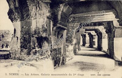 Carte postale ancienne Les Arènes. Galerie monumentale du 1er étage — Nîmes (Gard)
