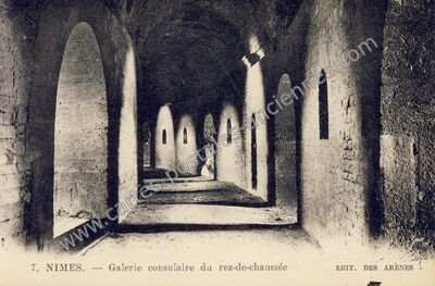 Carte postale ancienne Galerie consulaire du rez-de-chaussée — Nîmes (Gard)
