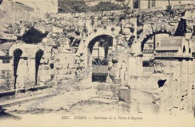 Carte postale ancienne Intérieur de la Porte d'Auguste — Nîmes (Gard)