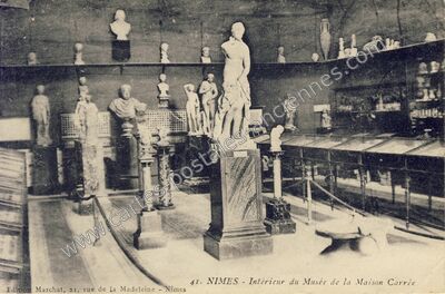 Carte postale ancienne Intérieur du Musée de la Maison Carrée — Nîmes (Gard)