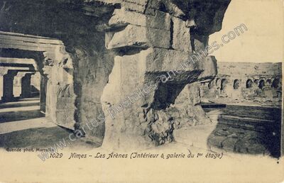 Carte postale ancienne Les Arènes (Intérieur & galerie du 1er étage) — Nîmes (Gard)