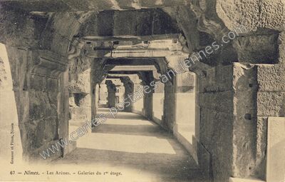 Carte postale ancienne Les Arènes. - Galeries du 1er étage — Nîmes (Gard)