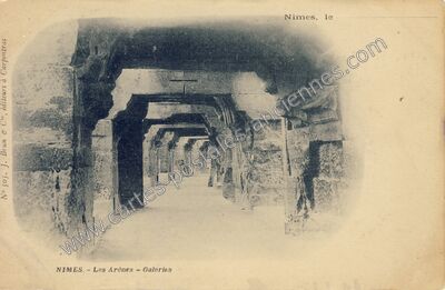 Carte postale ancienne Les Arènes - Galeries — Nîmes (Gard)
