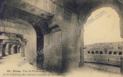 Carte postale ancienne Vue du Promenoir et de l'intérieur des Arènes à travers un Arceau — Nîmes (Gard)