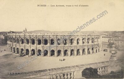 Carte postale ancienne Les Arènes, vues à vol d'oiseau — Nîmes (Gard)