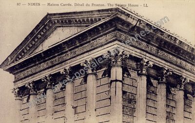 Carte postale ancienne Maison Carrée. Détail du Fronton — Nîmes (Gard)