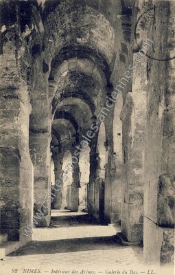 Carte postale ancienne Intérieur des Arènes. — Galerie du Bas — Nîmes (Gard)
