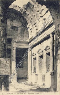 Carte postale ancienne Intérieur du Temple de Diane — Nîmes (Gard)