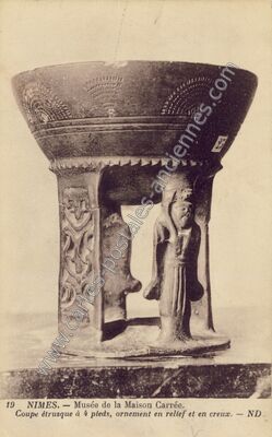 Carte postale ancienne Musée de la Maison Carrée. Coupe étrusque à 4 pieds, ornement en relief et en creux — Nîmes (Gard)