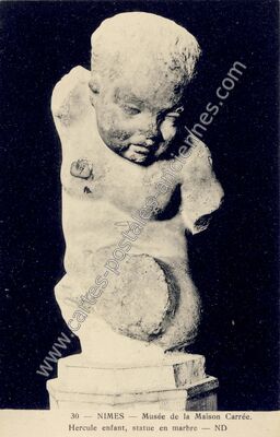 Carte postale ancienne Musée de la Maison Carrée. Hercule enfant, statue en marbre — Nîmes (Gard)