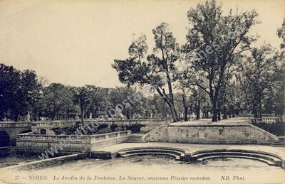 Carte postale ancienne Le Jardin de la Fontaine. La Source, ancienne Piscine romaine — Nîmes (Gard)