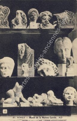 Carte postale ancienne Musée de la Maison Carrée fragments de statues de l'époque gréco-romaine — Nîmes (Gard)