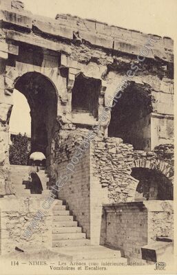 Carte postale ancienne Les Arènes (vue intérieure), détails. Vomitoires et Escaliers — Nîmes (Gard)