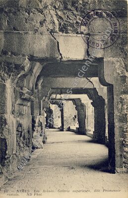 Carte postale ancienne Les Arènes. Galerie supérieure, dite Promenoir romain — Nîmes (Gard)
