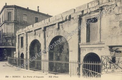 Carte postale ancienne La Porte d'Auguste — Nîmes (Gard)