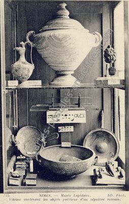 Carte postale ancienne Musée Lapidaire. Vitrine contenant les objets précieux d'un sépulcre romain — Nîmes (Gard)