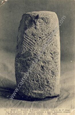 Carte postale ancienne Muséum d'Histoire naturelle. Galerie du 3e étage. Age de la pierre polie — Nîmes (Gard)