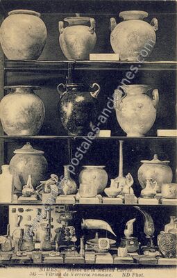 Carte postale ancienne Musée de la Maison Carrée. Vitrine de Verrerie romaine — Nîmes (Gard)