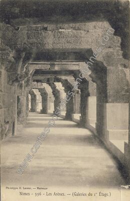 Carte postale ancienne Les Arènes. - (Galeries du 1er Étage.) — Nîmes (Gard)