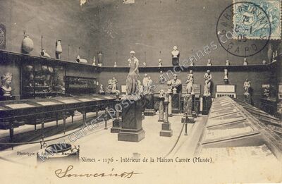 Carte postale ancienne Intérieur de la Maison Carrée (Musée) — Nîmes (Gard)