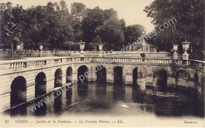 Carte postale ancienne Jardin de la Fontaine. — La Grande Piscine — Nîmes (Gard)