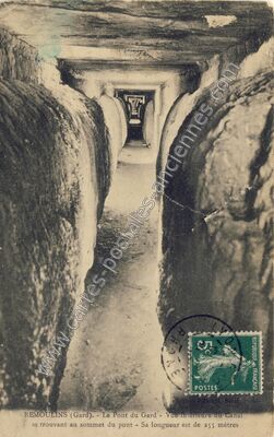 Carte postale ancienne Le Pont du Gard - Vue Interieure du Canal se trouvant au sommet du pont — Remoulins (Gard)
