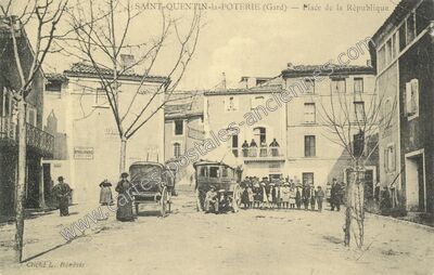 Carte postale ancienne Place de la République — Saint-Quentin-la-Poterie (Gard)