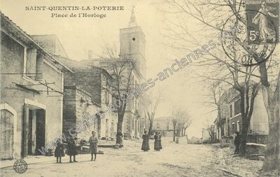 Carte postale ancienne Place de l'Horloge — Saint-Quentin-la-Poterie (Gard)