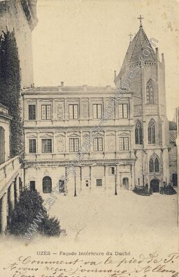 Carte postale ancienne Façade intérieure du Duché — Uzès (Gard)