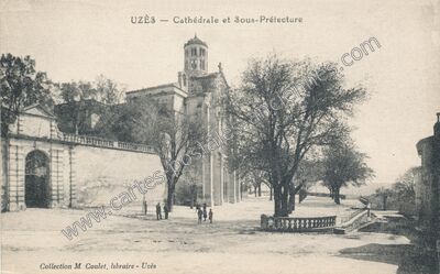 Carte postale ancienne Cathédrale et Sous-Préfecture — Uzès (Gard)