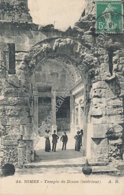 Carte postale ancienne Temple de Diane (intérieur) — Nîmes (Gard)