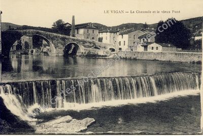 Carte postale ancienne La Chaussée et le vieux Pont — Le Vigan (Gard)