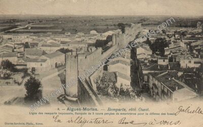 Carte postale ancienne Remparts, côté Ouest. Ligne des remparts imposante — Aigues-Mortes (Gard)