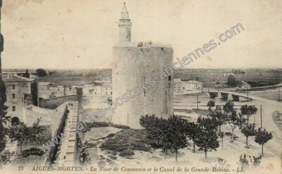 Carte postale ancienne La Tour de Constance et le Canal de la Grande Robine — Aigues-Mortes (Gard)
