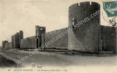 Carte postale ancienne Les Remparts (Côté Est) — Aigues-Mortes (Gard)