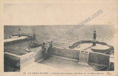 Carte postale ancienne Entrée d'un bateau pêcheur et es deux phares — Le Grau-du-Roi (Gard)