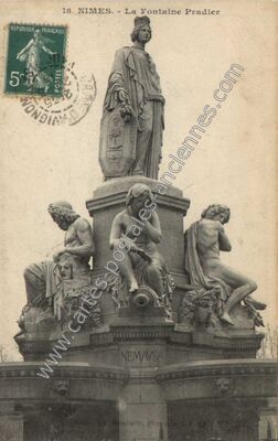 Carte postale ancienne La Fontaine Pradier — Nîmes (Gard)
